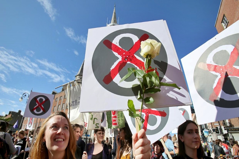 Svolta in Irlanda, 70% sì all’aborto. Il premier: “Il popolo ha chiesto Costituzione moderna”