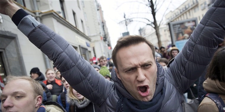Navalny avvelenato? Si allunga la serie, la cautela del Cremlino