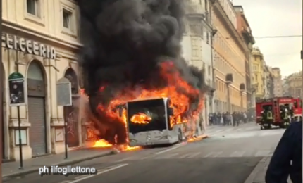 Bus in fiamme a Roma, ragazza ustionata. "Ho visto fuoco e ho fatto scendere tutti"