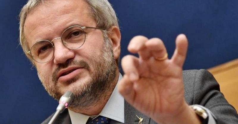 L’anti-euro Borghi resiste a Giorgetti: “Svolta moderata, vediamo al congresso”