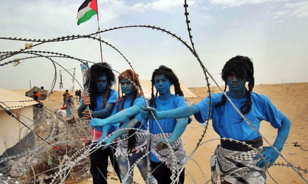 Manifestanti palestinesi con i volti dipinti come i personaggi del film