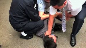 Il video del giornalista picchiato dalla polizia a Pechino