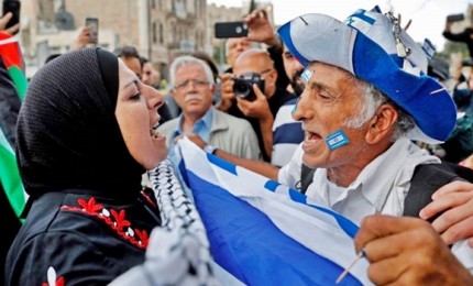 Un uomo israeliano discute animatamente con una donna palestinese