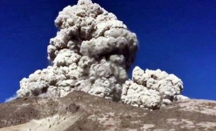 Le impressionanti immagini del vulcano a Java, nuvole di fumo alte 5 km
