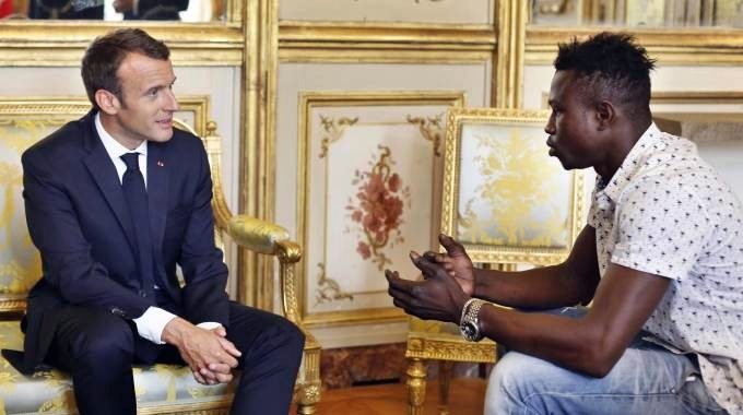 Macron accoglie Spiderman del Mali