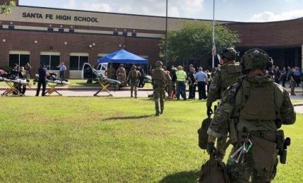 Ancora una strage in una scuola degli Usa, almeno dieci persone uccise. Trump: "E' un attacco orribile. Seguiamo il caso"