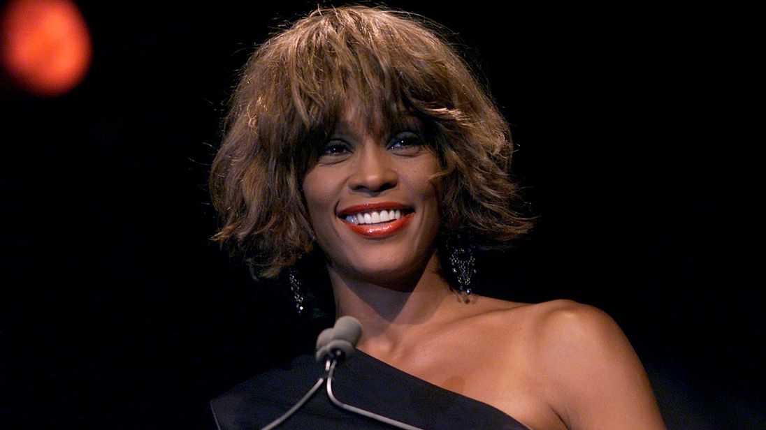 Whitney Houston abusata da piccola dalla cugina Dee Dee Warwick