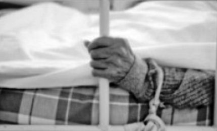 Anziana maltrattata e chiusa "in gabbia" in una casa di riposo