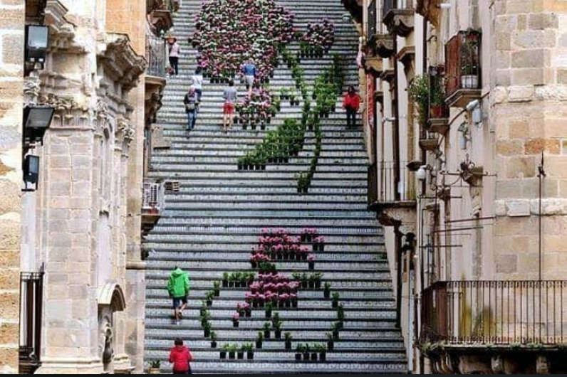 Giro 2018, a Caltagirone tripudio colori con la scala infiorata