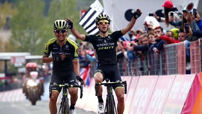 Giro d’Italia, sull’Etna trionfa Chaves, Yates in rosa