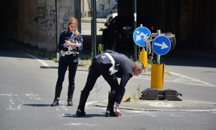 Scooter si scontra e finisce sotto tram a Milano: grave centauro