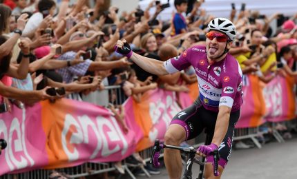 Giro d'Italia, tappa a Viviani. Yates resta in rosa