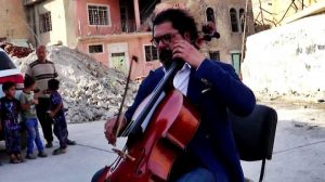 Il violoncellista che suona tra le macerie di Mosul