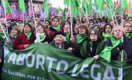 Ovazione in piazza a Buenos Aires per il sì all'aborto