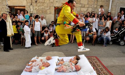 Spagna, è l'ora della festa del Colacho: si salta sui neonati