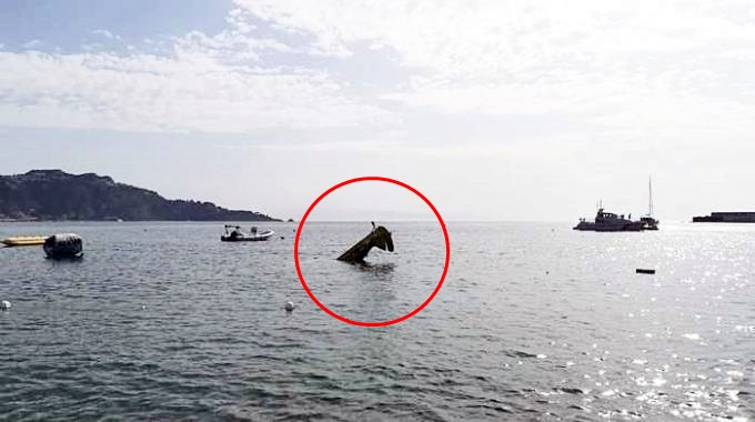 Precipita aereo monoposto a Giardini Naxos, salvo il pilota