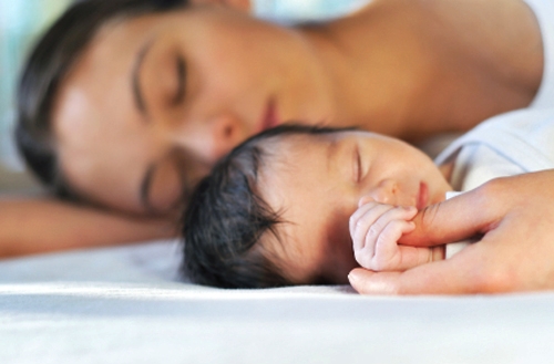 Le dieci regole dei pediatri per il sonno di bimbi e genitori