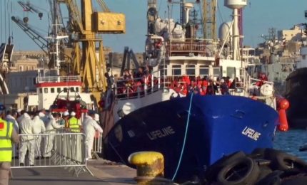 La Lifeline a Malta. Portavoce ong: "A bordo migranti torturati in Libia". Giallo su sequestro imbarcazione