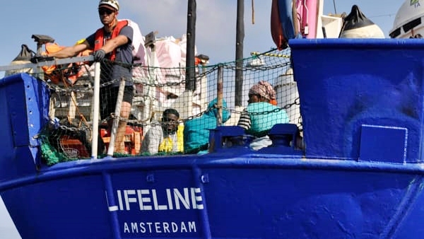 Nave Lifeline, attracco a Malta. Anche Italia accoglierà migranti