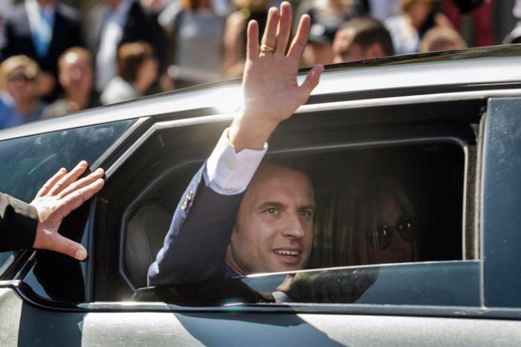 Bufera su Macron, volo su jet presidenziale per soli 100 chilometri