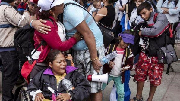 Negli Usa è caos migranti, 2.000 minori “strappati” alle famiglie. E Trump pensa sempre alla costruzione del Muro