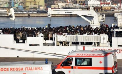 Catania, lo sbarco di oltre 900 migranti. Primo dopo Aquarius
