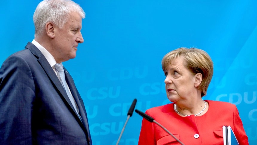Il leader Csu Seehofer: “Non posso più lavorare con questa donna”. Governo Merkel a rischio