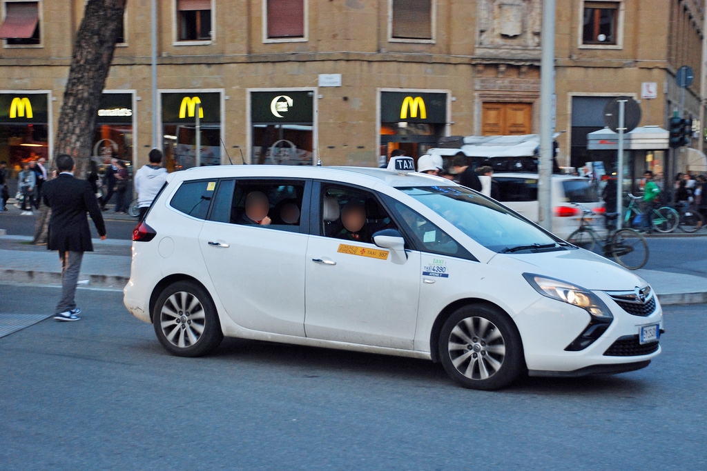 Miracolo a Palermo, donna partorisce in taxi. Tutto bene per mamma e figlio