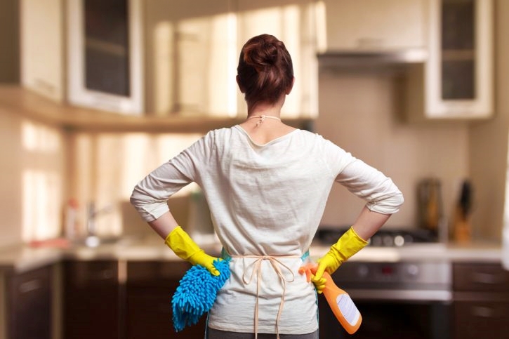 Casalinga-detersivi-vista-di-spalle-