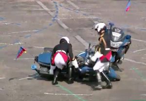 Champs Elysée, due agenti si scontrano in moto