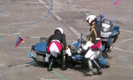 Parata su Champs Elysée, due agenti si scontrano in moto