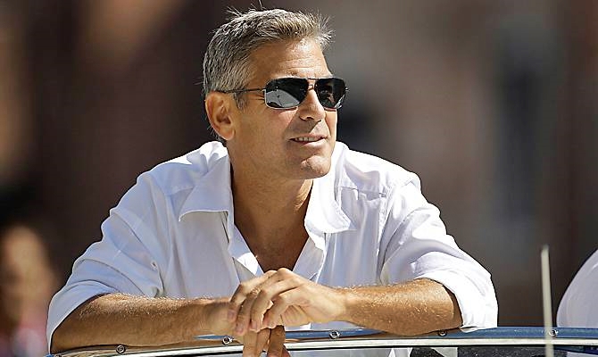 Clooney ferito in Sardegna, investito in scooter da auto