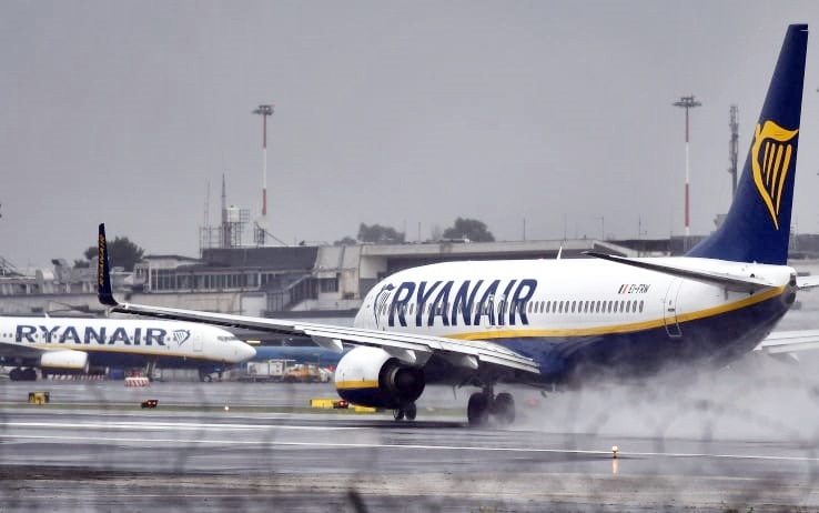 Atterraggio di emergenza a Francoforte, volo Ryanair senza ossigeno: 33 ricoverati