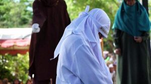 In Indonesia fustigata pubblicamente coppia di omosessuali