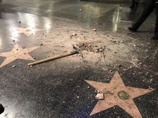 La stella di Trump sulla Walk of fame distrutta a picconate