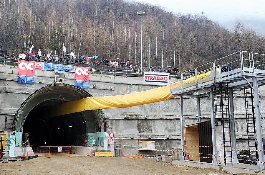 Da Pd a Lega, a Torino il pressing per il sì alla Tav. E l’Ue minaccia: avanti o stop finanziamenti