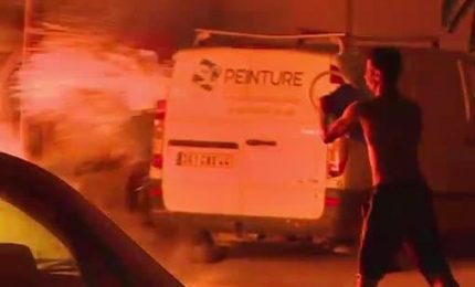 Terza notte di violenza a Nantes: 40 macchine bruciate