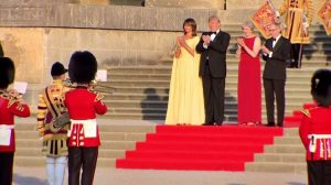 Trump in smoking, May in rosso