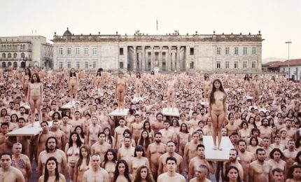 Centinaia di australiani nudi per la foto di Spencer Tunick