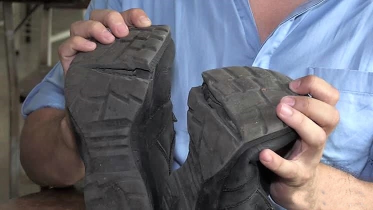 Venezuela, la campagna dignità del professore con le scarpe rotte