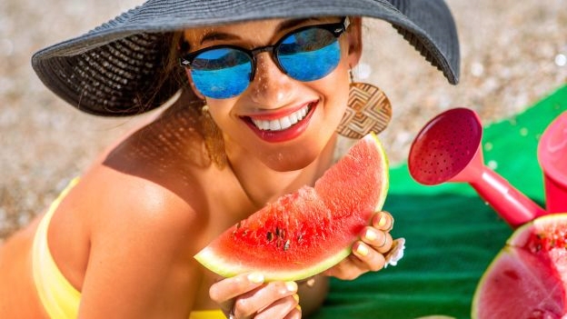 Vita da spiaggia, cibi leggeri e nutrienti nella borsa frigo