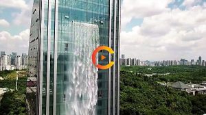 cascata sgorga da un grattacielo