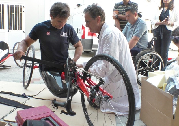 Nasce un prototipo di handbike con posizione inginocchiata per avvicinare al paraciclismo