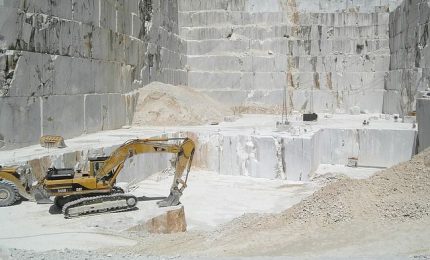 Carrara, un operaio muore schiacciato da un blocco di marmo