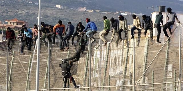 Marocco, 200 migranti scavalcano il muro a Melilla. Un morto