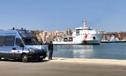 La nave Diciotti è attraccata al porto di Trapani. Salvini: "Nessuna autorizzazione"