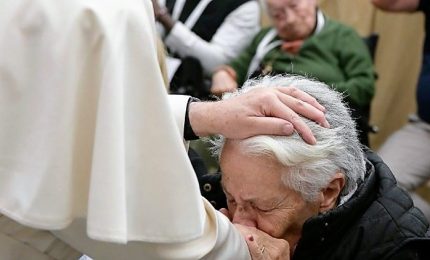 La visita a sorpresa del Papa a casa di un'anziana malata a Roma