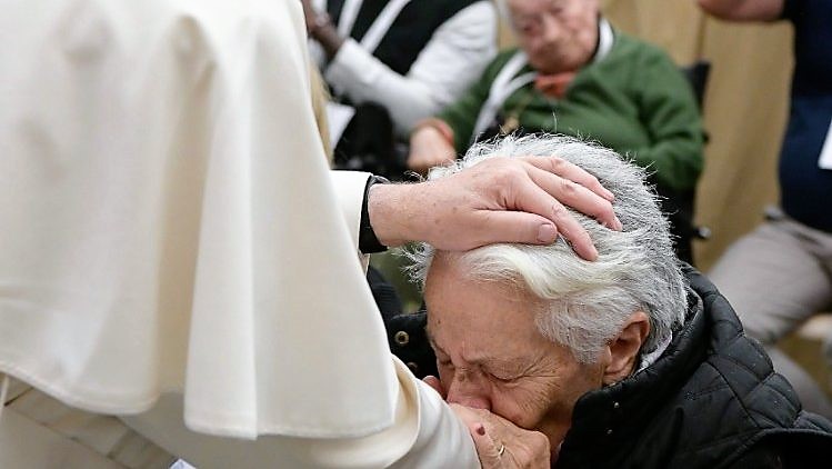 La visita a sorpresa del Papa a casa di un’anziana malata a Roma
