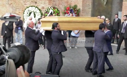 Vanzina, ai funerali l'omaggio del cinema: da Sorrentino a Boldi