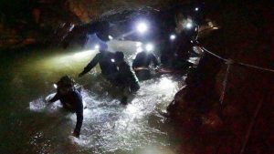 vivi i 12 ragazzi dispersi in una grotta